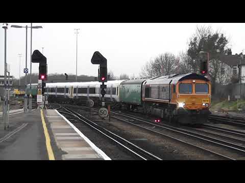 (HD) GBRf 66736 hauls a pair of repainted Southeastern 466's through Tonbridge - 25/2/12