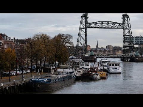 مرور يخت جيف بيزوس العملاق يتطلب تفكيك جسر تاريخي في روتردام