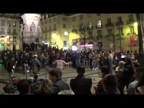 A Glimpse of Friday Night .....música ao ar livre na Praça Luís de Camões, Lisboa, Portugal