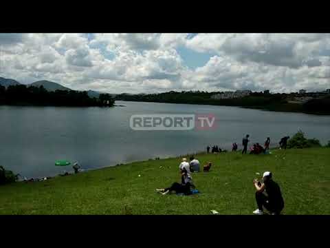 Report TV - Leja për prindërit me fëmijë, qytetarët mbushin plot liqenin e Farkës në Tiranë