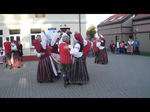 Groja Inkaklių kaimo kapela "Ašvelė", šoka Švėkšnos "Šalna"