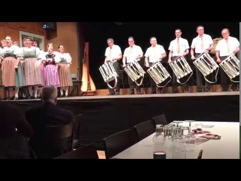 Dini Seel ä chli la bambälä la. Tambourengruppe und Trachtenchor Schüpfheim