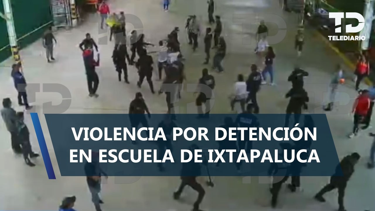 Policías ingresan a escuela en Ixtapaluca y se enfrentan a maestros por detención de profesor