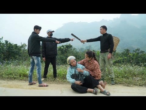 Un'anziana donna viene derubata, ma fortunatamente riceve aiuto dall'amministratore delegato e da