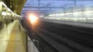 preview picture of video 'Tokaido Shinkansen 700 series at high speed, Odawara station'