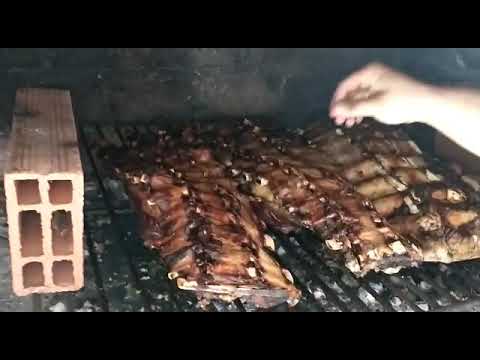 mi cuñado haciendo asado. se cree la antorcha humana...