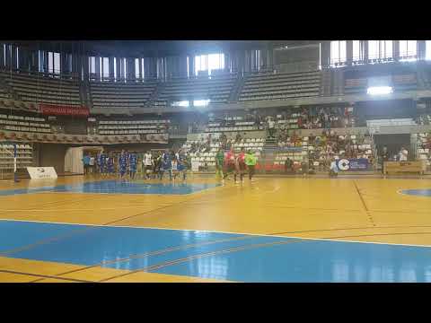 Salida a pista de los jugadores del Bisontes y del UMA Antequera