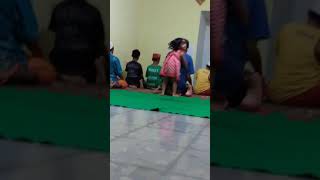 Download lagu Video Lucu Anak Kecil terjungkir saat Bapaknya sholat mp3