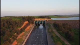 Göksu Barajı'ndan su tahliyesinin dron görüntüsü