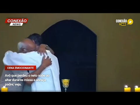 Vídeo: Avô que perdeu o neto sobe ao altar durante missa e abraça padre; veja.