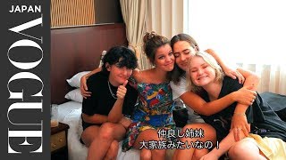 世界ツアーで飛び回るガールズバンド、HINDSの旅の必需品。 | Inside My Suitcase | VOGUE JAPAN