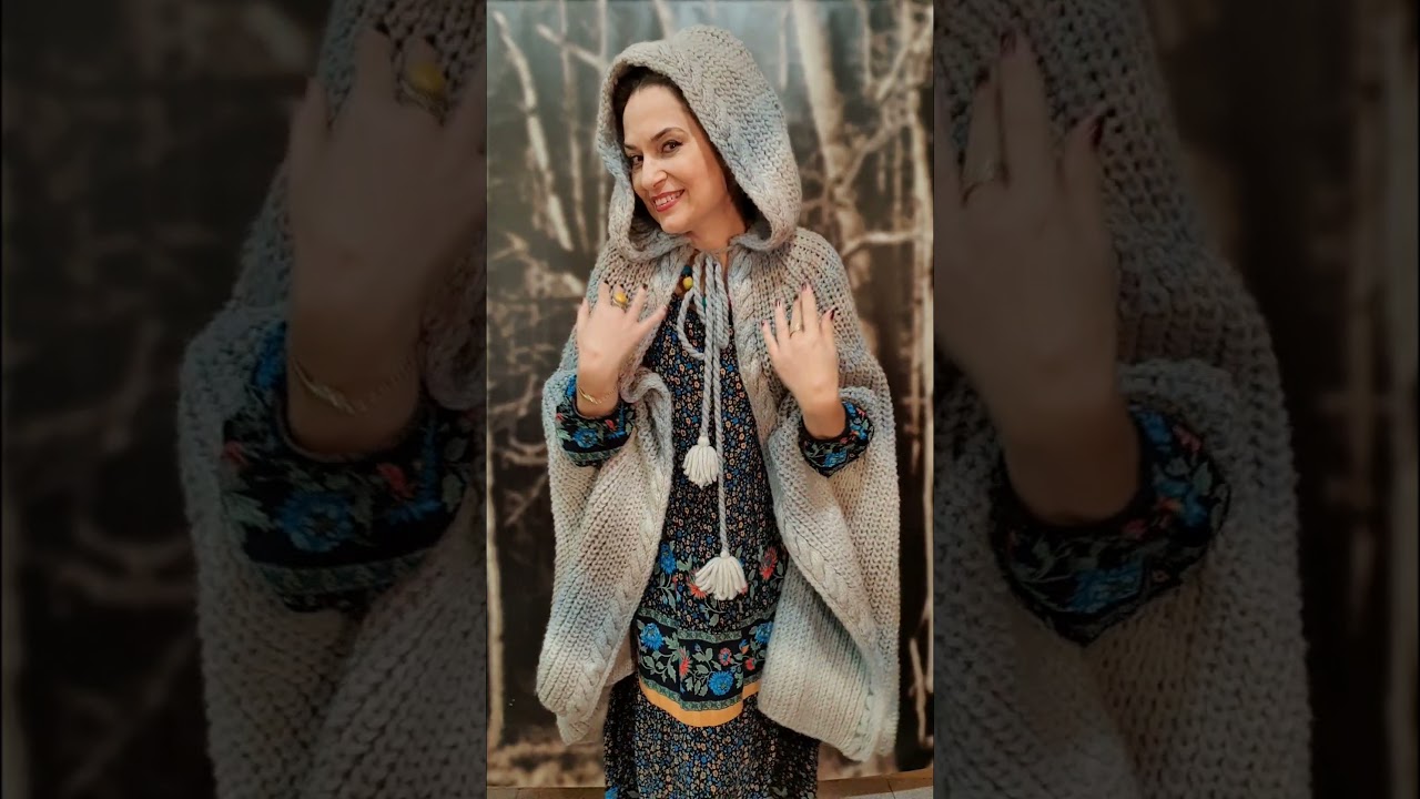 Pelerynka z kapturem wykona ręcznie na drutach     LORETTA.PL