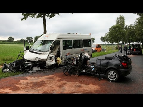 Kleinwagen rammt Bus