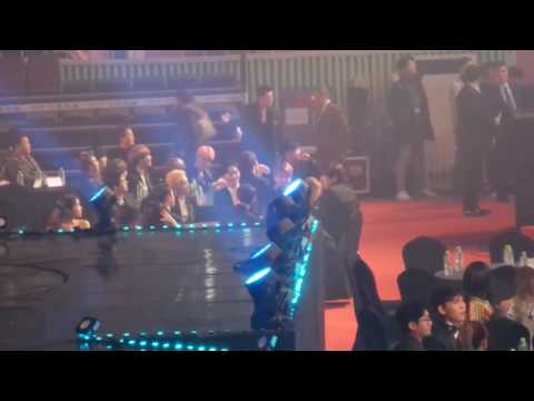 [170222] [FANCAM] [방탄소년단] BTS, EXO Reaction To BLACKPINK winning @Gaon Chart KPOP Awards 2017