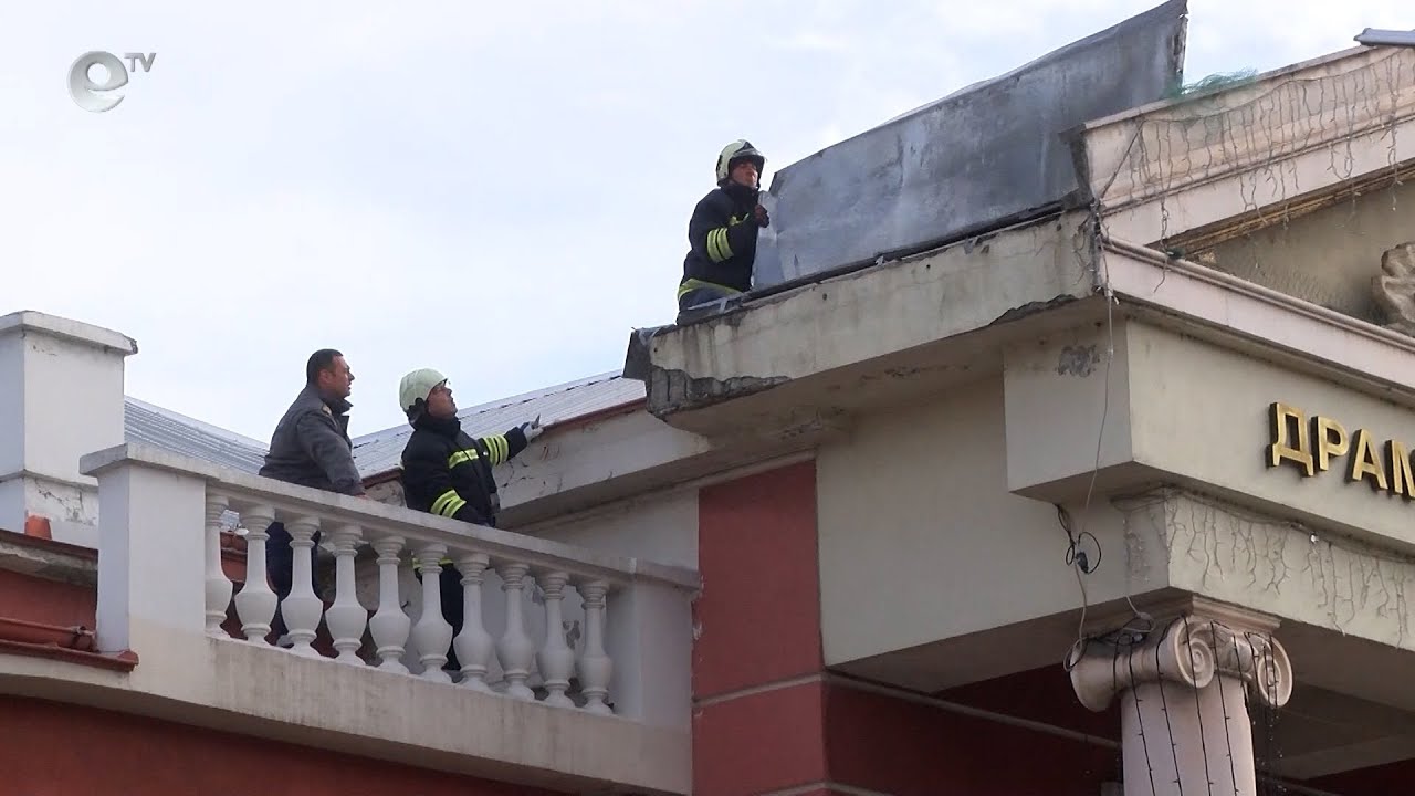 Силният вятър в Хасково събори дървета и покривни конструкции