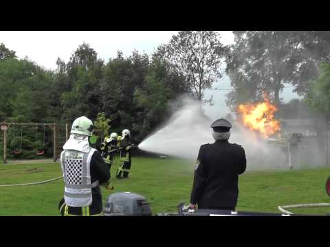 Feuerwehr Grünbach Schauvorführung mit Hohlstrahlrohr gegen eine Gasflamme