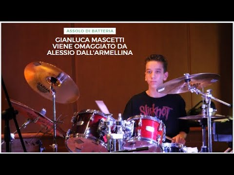Ragazzo di 14 anni omaggia con un assolo di batteria Gianluca Mascetti