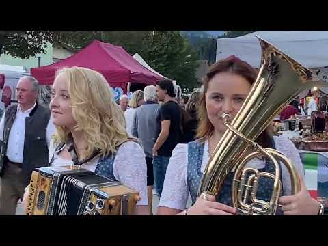 Geschwister Scharf mit Klarinette, Ziehharmonika und Baritonhorn am Käsefest in Kötschach am 24.9.23