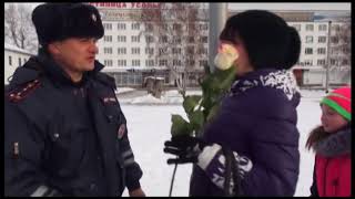 Сотрудники усольской Госавтоинспекции Дня матери поздравили усольчанок