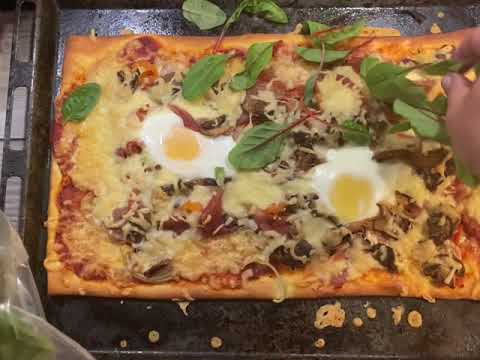 Kantarellpizza med avocado