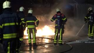 preview picture of video 'Autobrand laat zich moeilijk blussen. Beerten 15 Hilvarenbeek 6-1-2015'