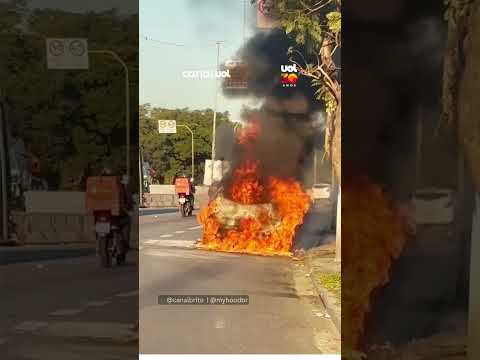 Carro pega fogo e interdita pista da Marginal Tietê em São Paulo