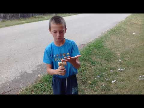 Copil neănzeles cu kendama