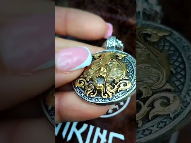 Vídeo relacionado con FaithHeart Colgante Vikingo Lobo Celta Hombre Acero Inoxidable 316L Collar Lobo Mujer Luna Nueva Joyería Nórdica Talismán Protección Padre