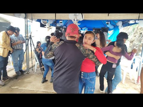SE ARRANCÓ EL BAILE CON LOS CUATES DE GUATEMALA EN SAN CARLOS ALZATATE 