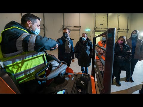 Pablo Casado realiza una declaración en su visita a una empresa de transportes y logística en Soria