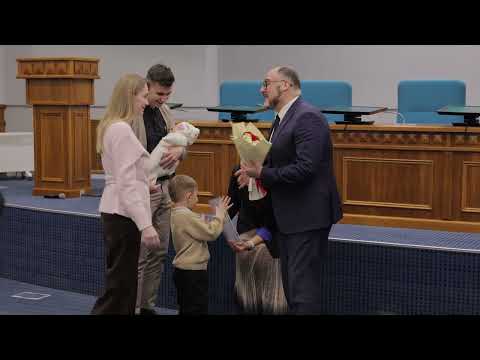 Глава Владивостока Константин Шестаков вручил сертификаты на приобретение жилья молодым семьям.