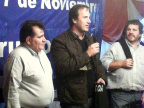 Anghileri es presenatdo por Mariano West 14 May 11 063.MOV