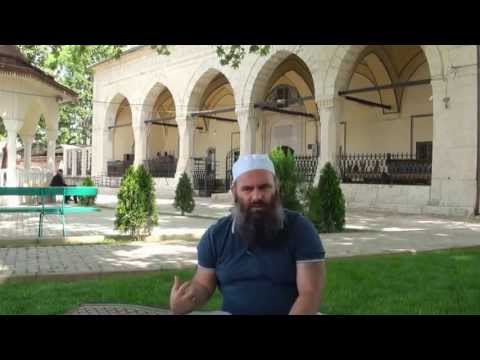 3  Pyetje Përgjigje me Hoxhë Bekir Halimi në oborin e Xhamisë Isa Beu 17  Maj 2013)