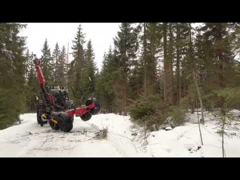 Metsaman kaataa puukärryn