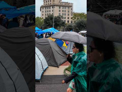 La acampada de Barcelona pide apoyo ante las lluvias torrenciales y temporal en Cataluña #shorts