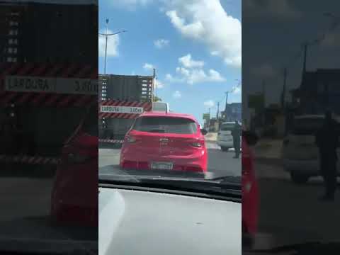 EngavetamentoCruz de Rebouças, antes do sinal próximo da praça