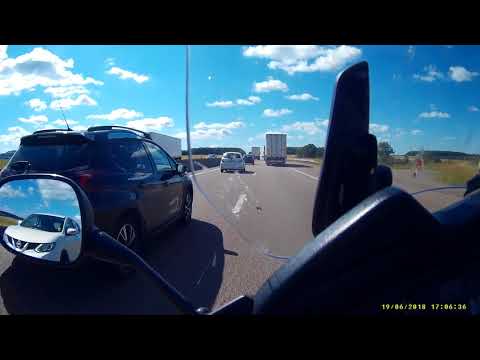Gros connards de routiers qui bloquent le trafic sur l'autoroute en se traînant le cul.