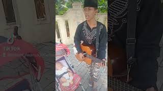Download lagu Pengamen ini membawakan lagu cahaya hati dari opick sedih bangat 😢😭😭 mp3