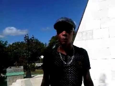 javiel black y una patana de cotorra