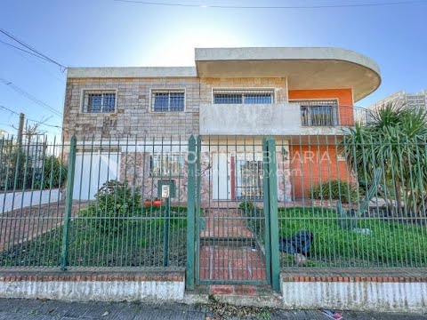 Casa en Venta de 3 Dormitorios, 2 Baños, Garaje, Jardín y Patio. 130 m2 construidos en Propiedad Horizontal -padrón de 290 m2-, en Malvín Sur a 50 mts. de Plaza Italia. U$ 220.000