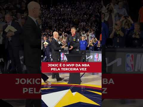 Nikola Jokic recebeu o troféu de jogador mais valioso da NBA pela terceira vez.