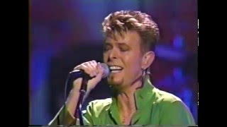 David Bowie – Looking For Satellites (Live GQ Awards 1997)