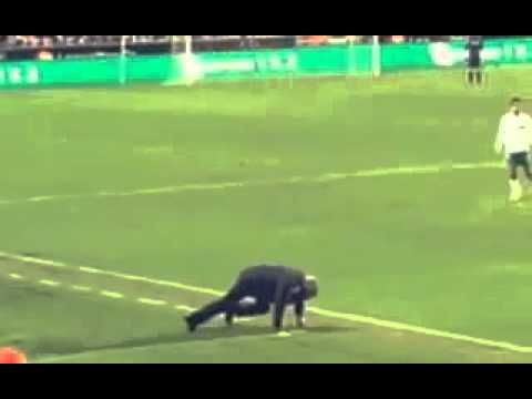 Jorge Jesus espalha-se enquanto dá indicações no Benfica Marítimo