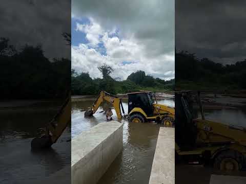 Rio Groaíras que nasce em Santa Quitéria/Ce tem essa ponte molhada muito bem construída, Groaíras/Ce