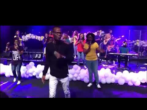 Lloyd Tevedzai-Ndinoshamiswa kwazvo(Live)