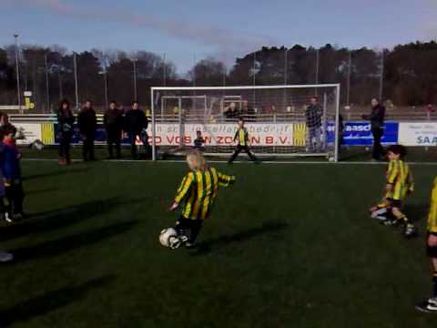 Luuk uit F13 van Graaf Willem scoort zijn penalty | www.mindthegapcommunicatie.nl