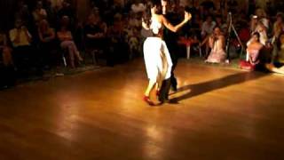 Leo Calvelli y Eugenia Usandivaras bailan " No Hay Tierra Como la Mia"