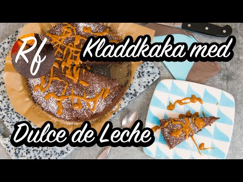 En kolakladdkaka med Dulce de Lecce som är karamelliserad kondenserad mjölk på burk - det är likt kola - och här blandas det med farinsocker och smör för extra god kolasmak. Tillsätt hälften som fyllning och hälften som topping så har du en kolakladdkaka.>