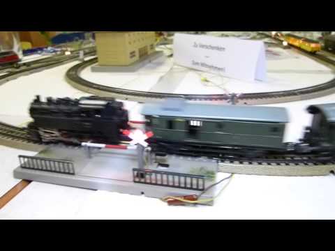 39. Stummi-Treff WN,  33 - BR 81 004 mit Personenwagen und Bahnübergang (Märklin 457 B)