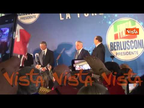 Berlusconi e Tajani cantano l'inno di Forza Italia sul palco di Napoli